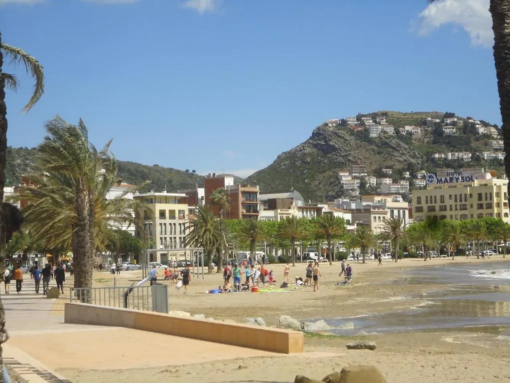 Aparthotel Els Molins Roses 2*,